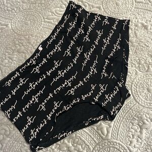 Victoria’s Secret LG Shortie panti.